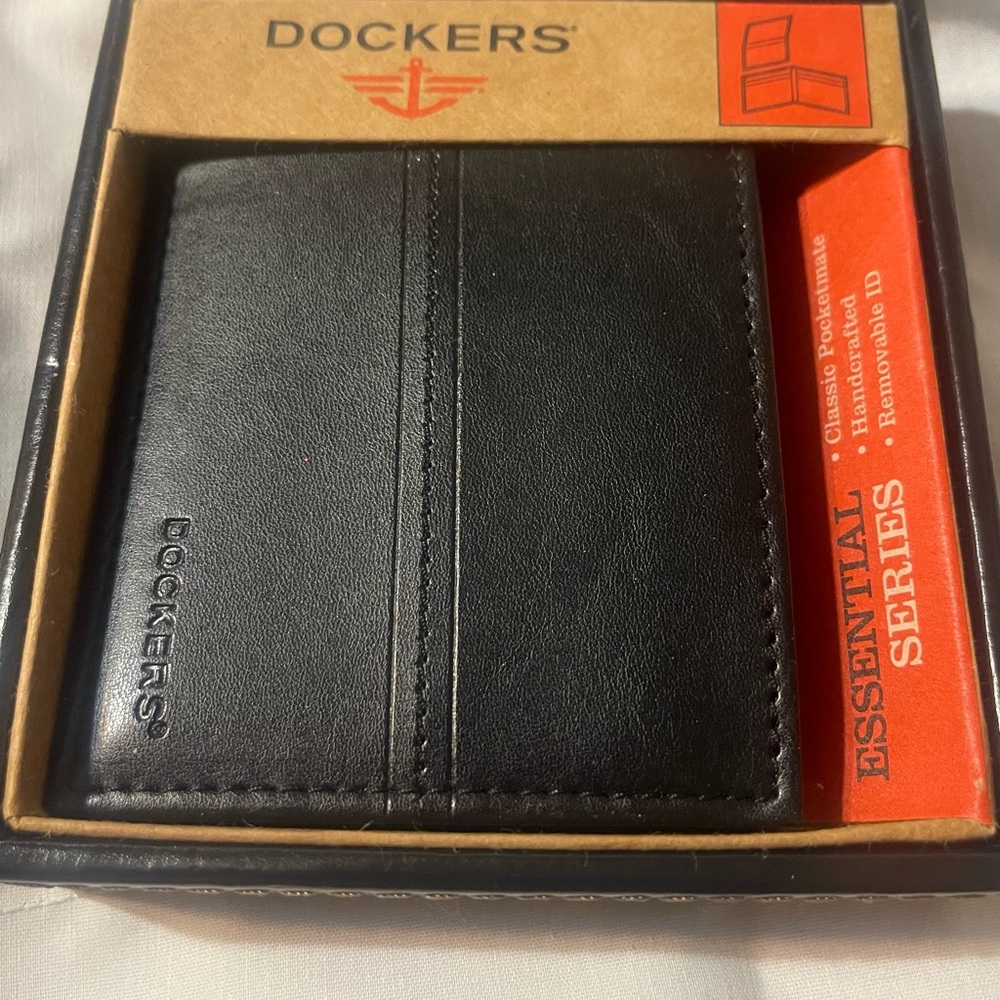 Dockers Black Key & Card Holder Sleek Design